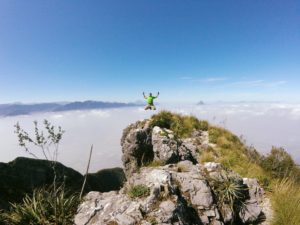 Salto de felicidad en el pico norte del cerro de la silla