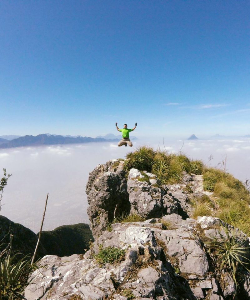 Salto de felicidad en el pico norte del cerro de la silla